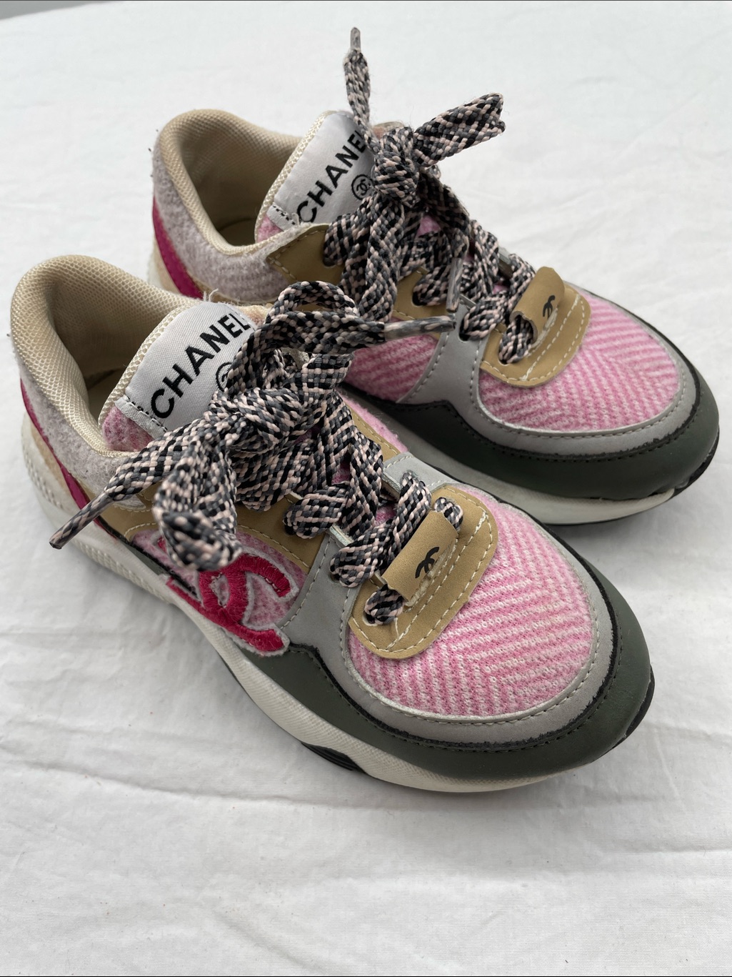 Chanel Fabric Suede Calfskin Cv Sneakers -Pink Multicolor. Girl’s Eu31.